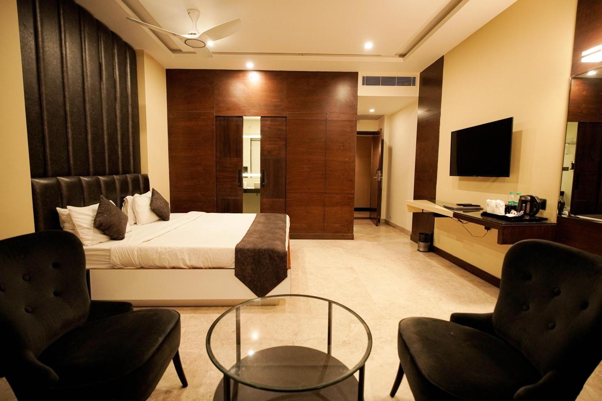 Cliff Embassy Banquet And Suites Shimoga Exteriér fotografie