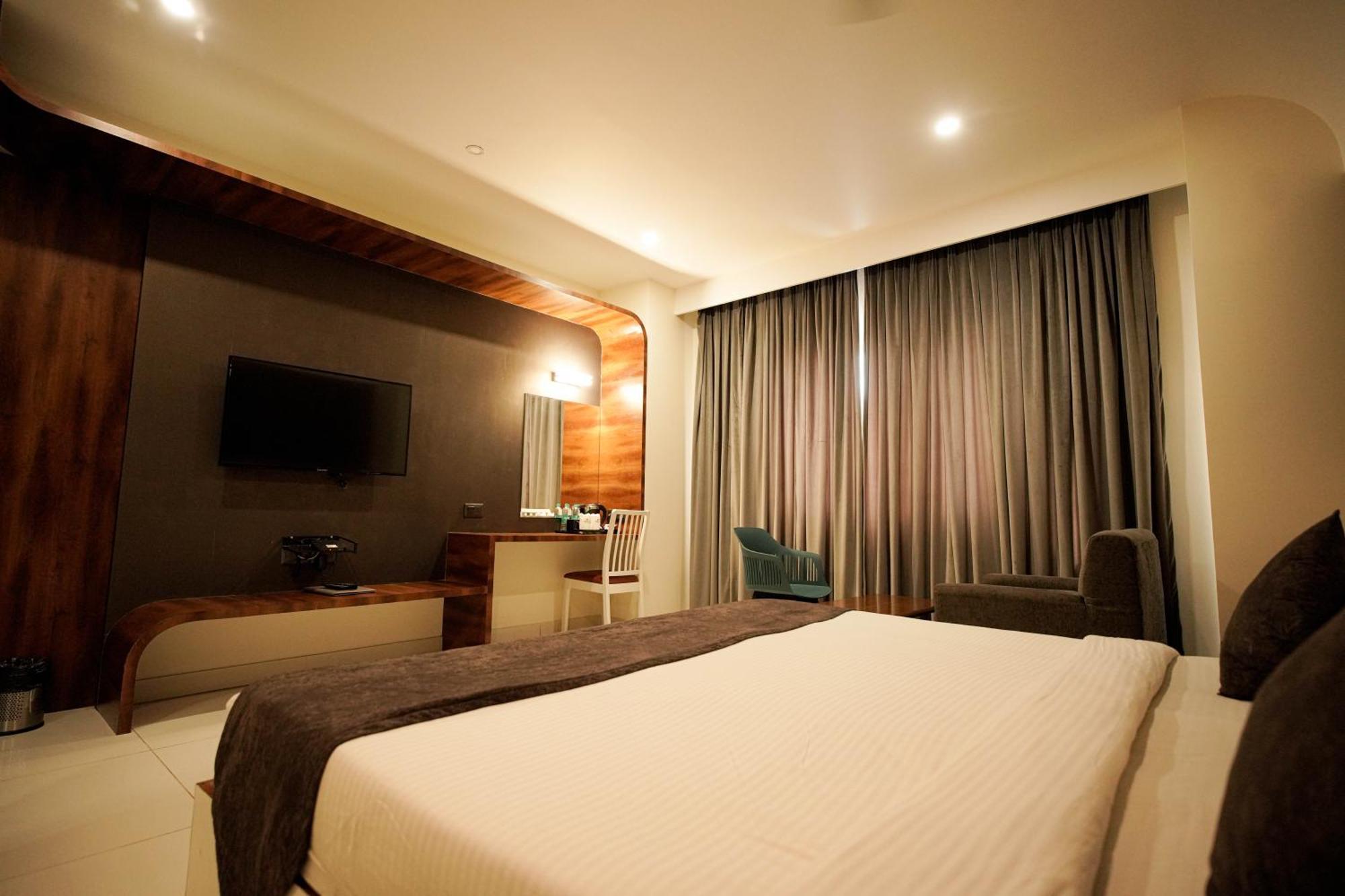 Cliff Embassy Banquet And Suites Shimoga Exteriér fotografie