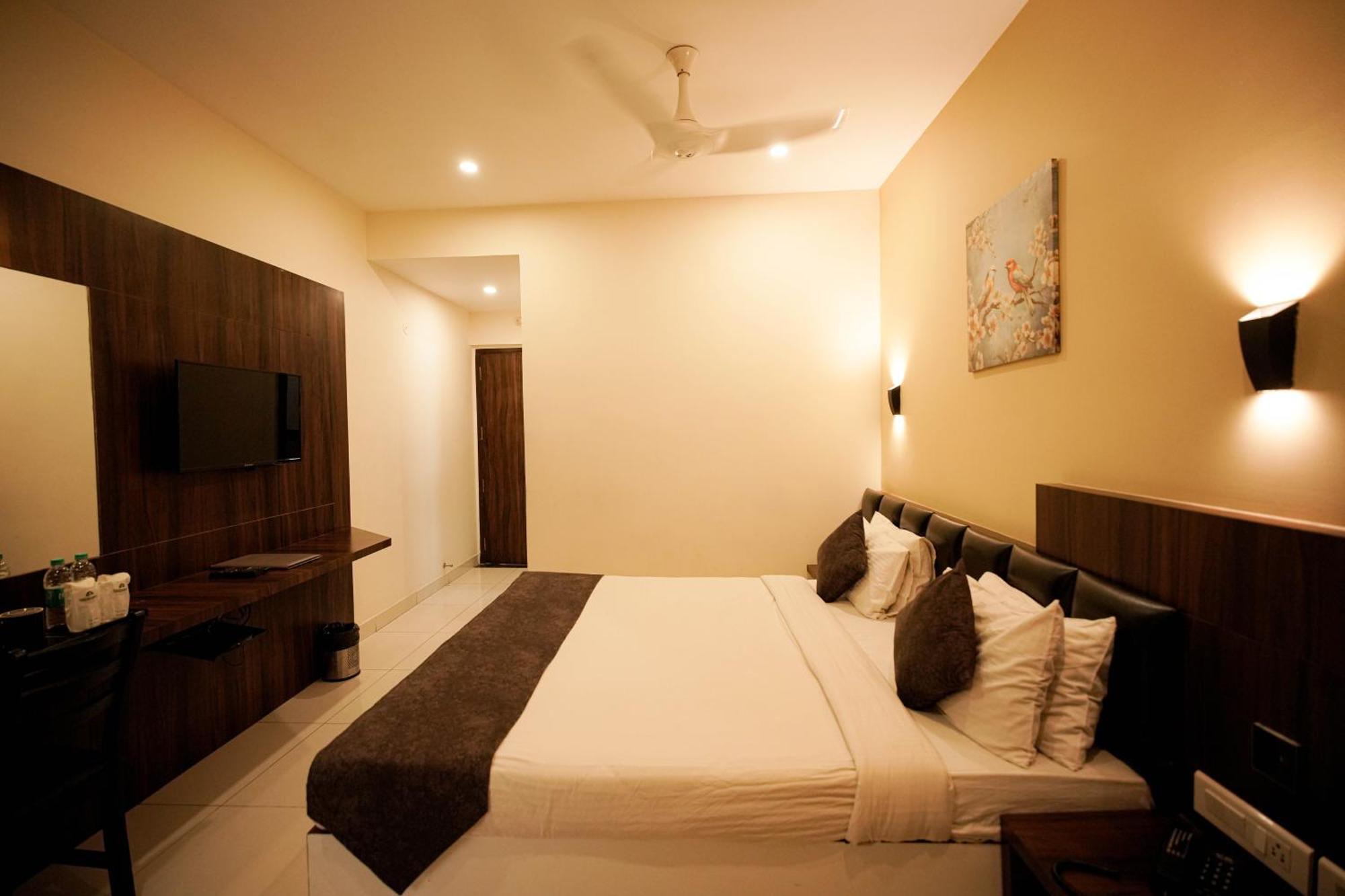 Cliff Embassy Banquet And Suites Shimoga Exteriér fotografie
