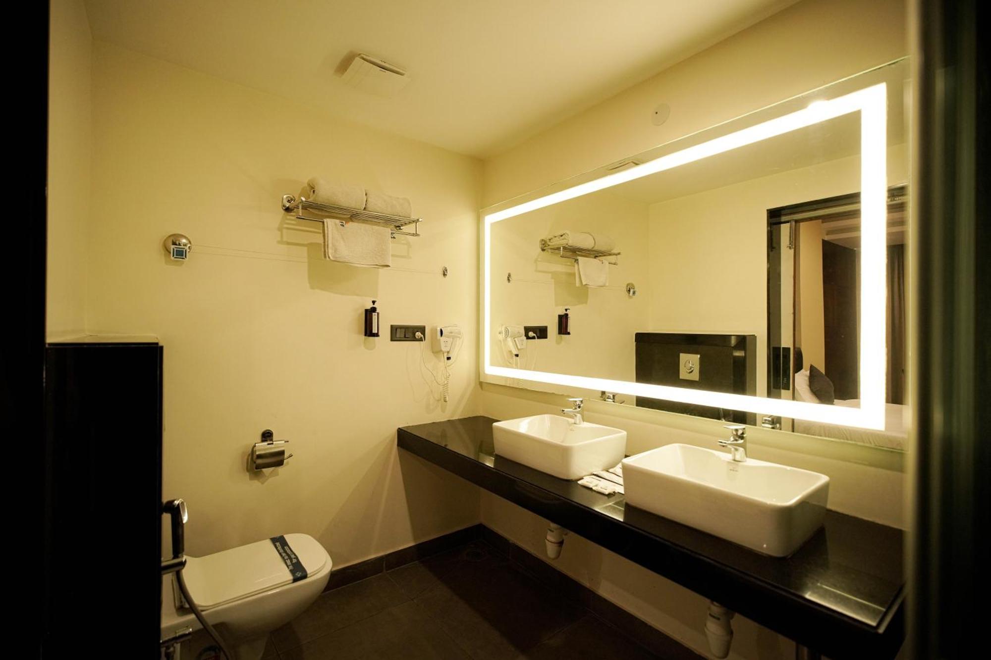 Cliff Embassy Banquet And Suites Shimoga Exteriér fotografie