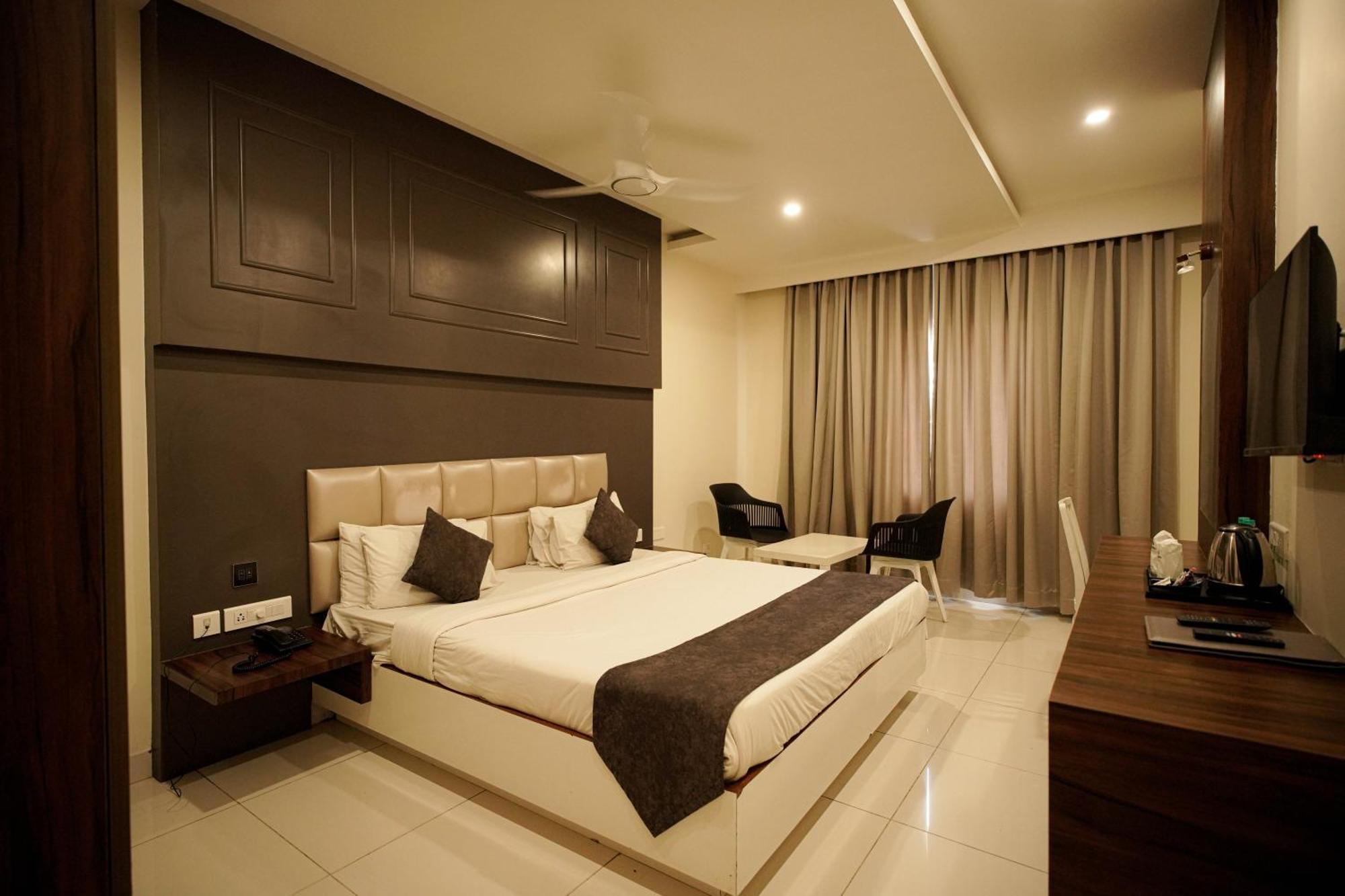 Cliff Embassy Banquet And Suites Shimoga Exteriér fotografie