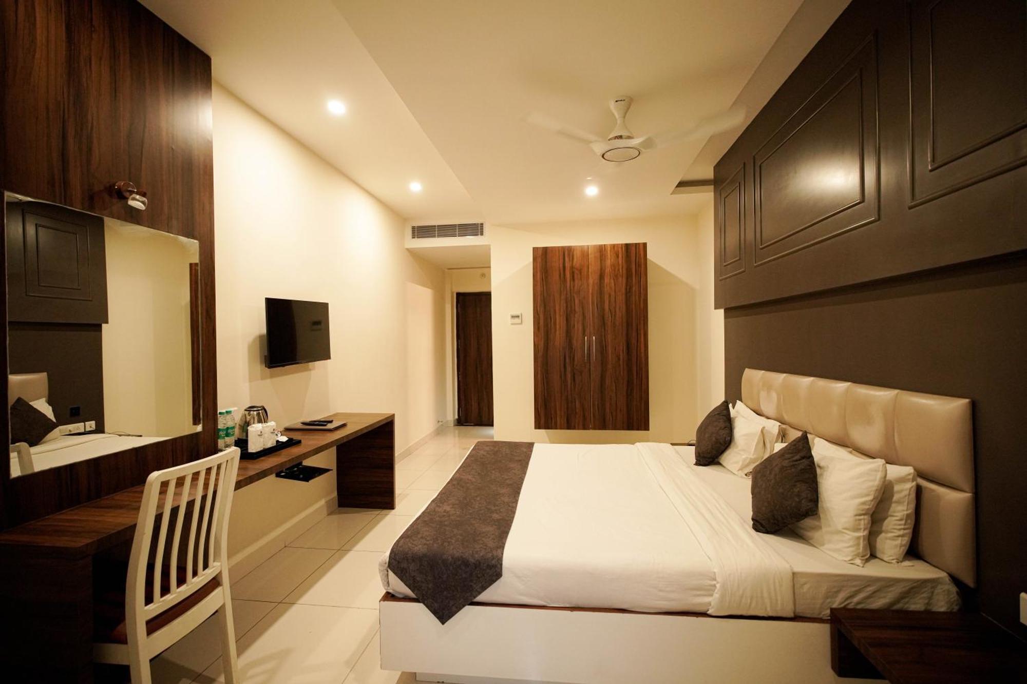 Cliff Embassy Banquet And Suites Shimoga Exteriér fotografie