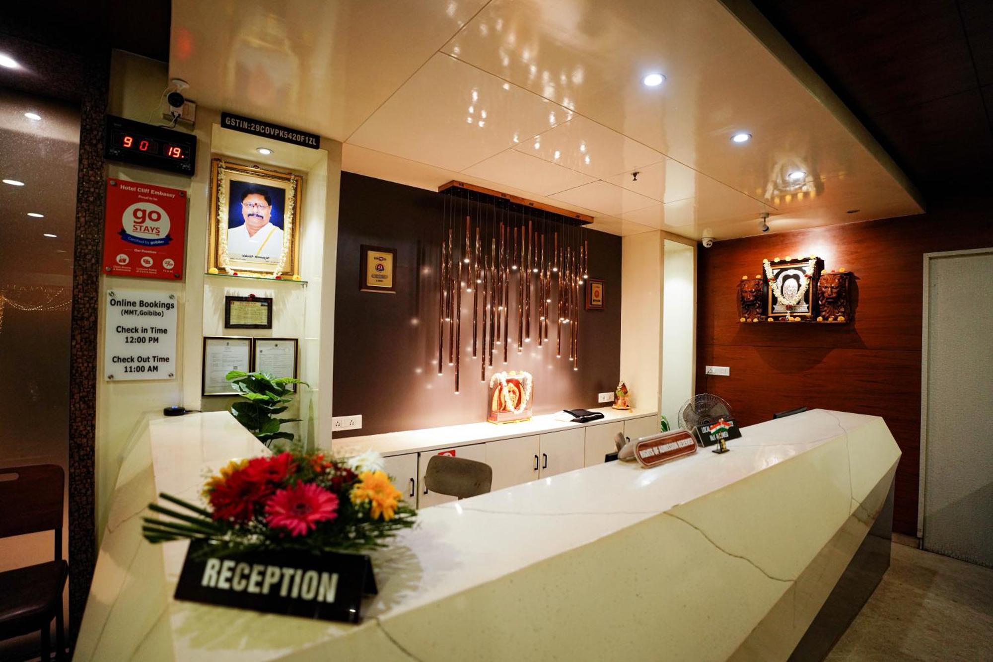 Cliff Embassy Banquet And Suites Shimoga Exteriér fotografie