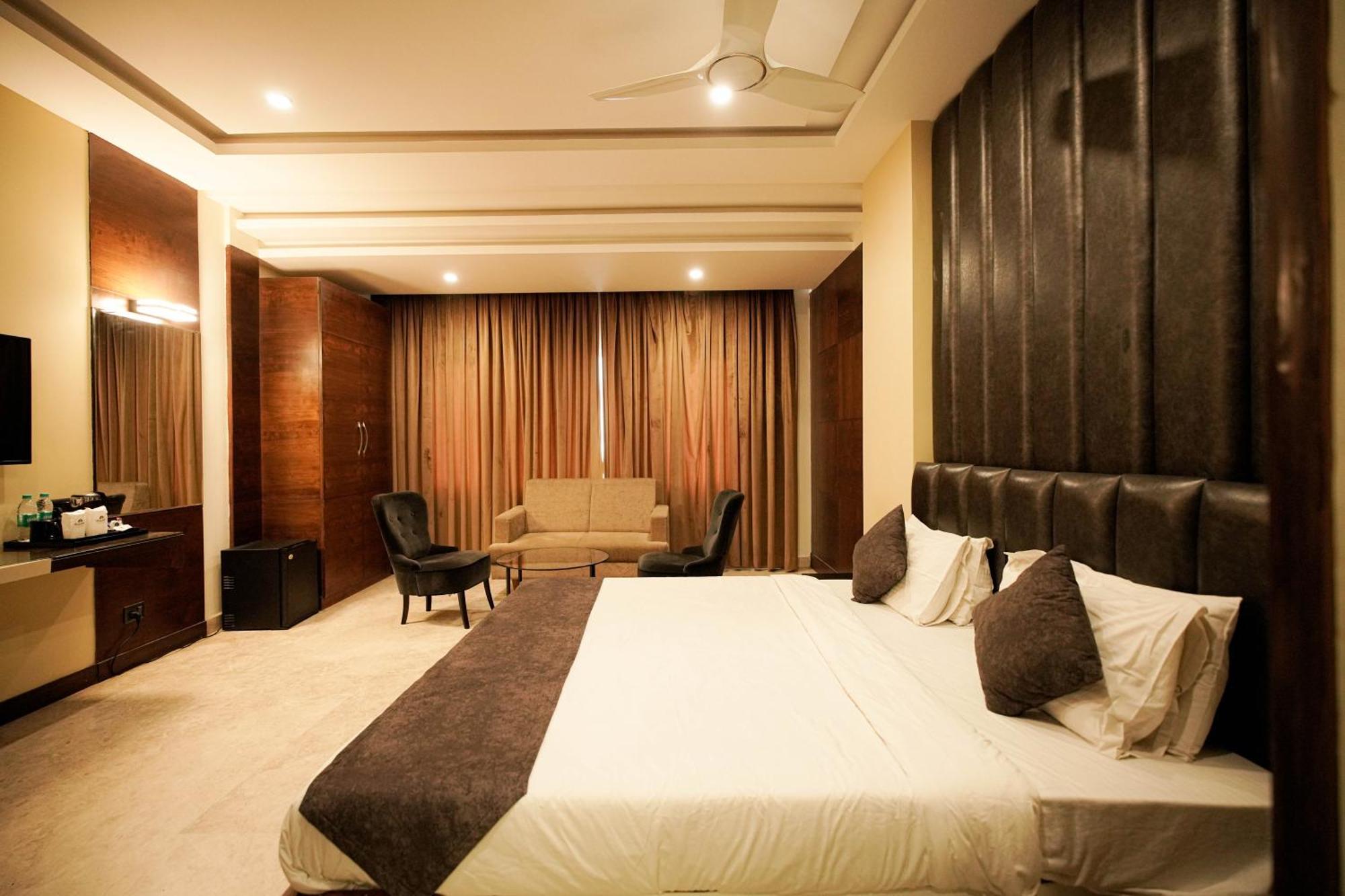 Cliff Embassy Banquet And Suites Shimoga Exteriér fotografie