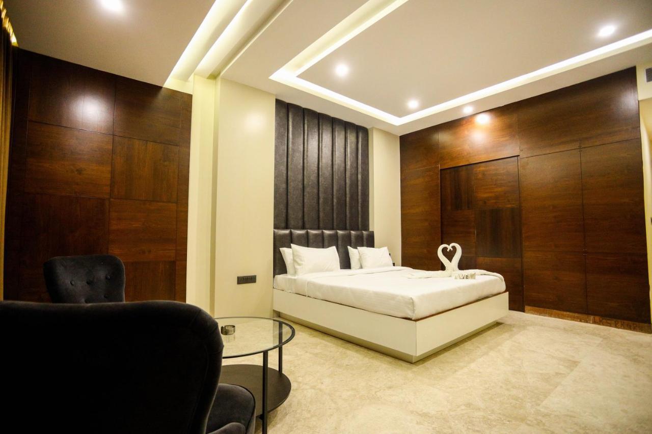 Cliff Embassy Banquet And Suites Shimoga Exteriér fotografie