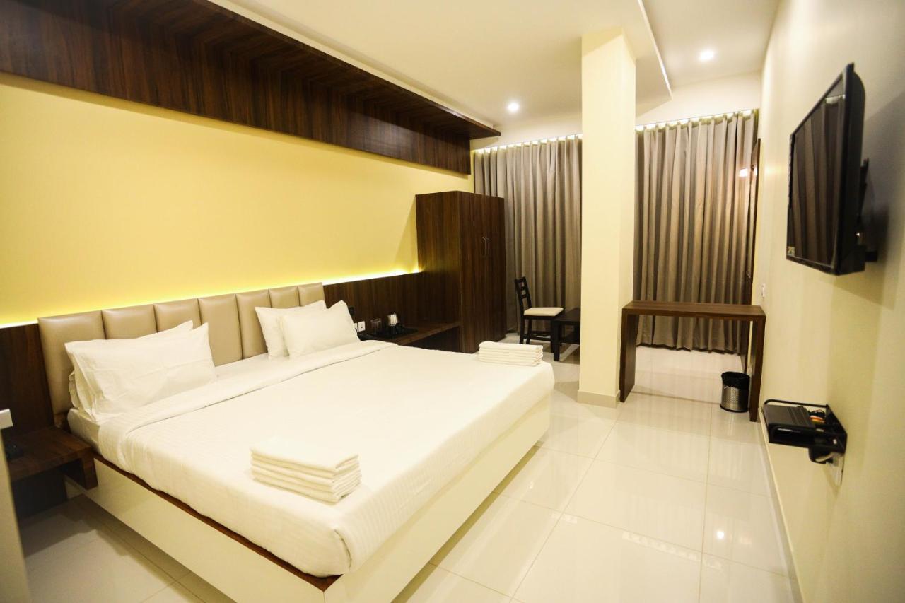 Cliff Embassy Banquet And Suites Shimoga Exteriér fotografie