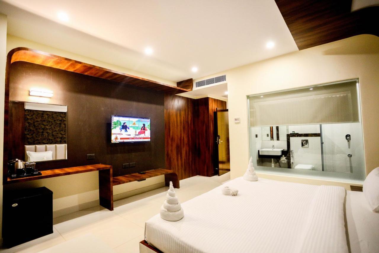 Cliff Embassy Banquet And Suites Shimoga Exteriér fotografie