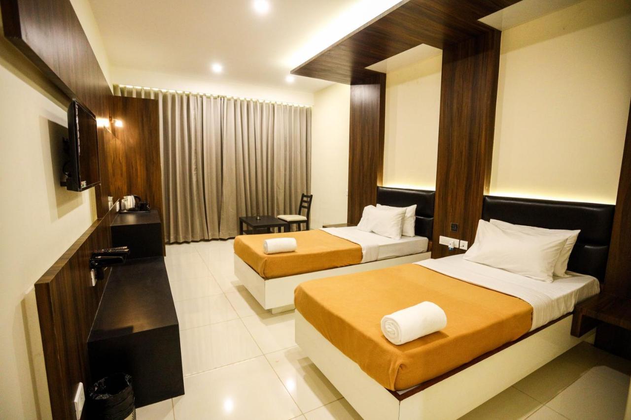 Cliff Embassy Banquet And Suites Shimoga Exteriér fotografie