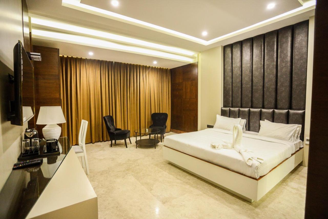Cliff Embassy Banquet And Suites Shimoga Exteriér fotografie