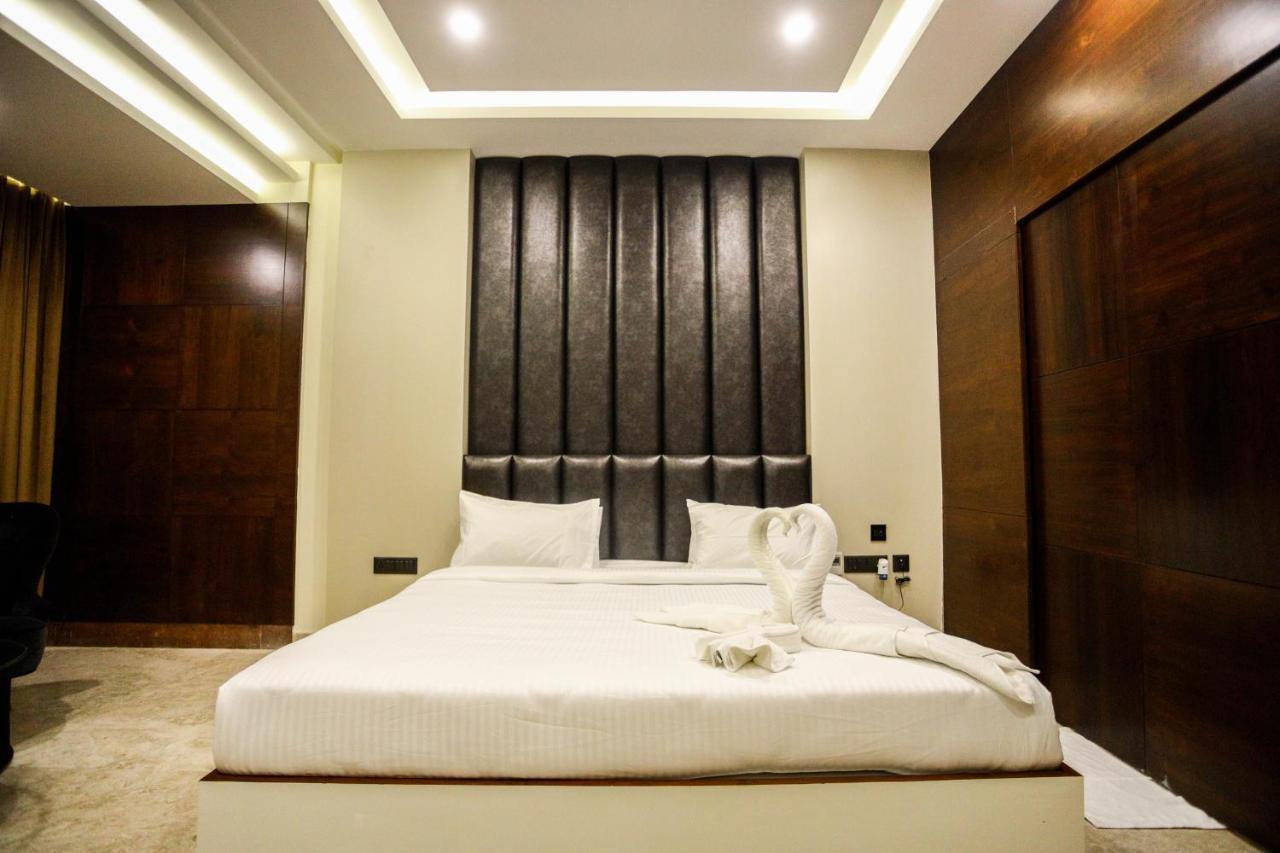 Cliff Embassy Banquet And Suites Shimoga Exteriér fotografie