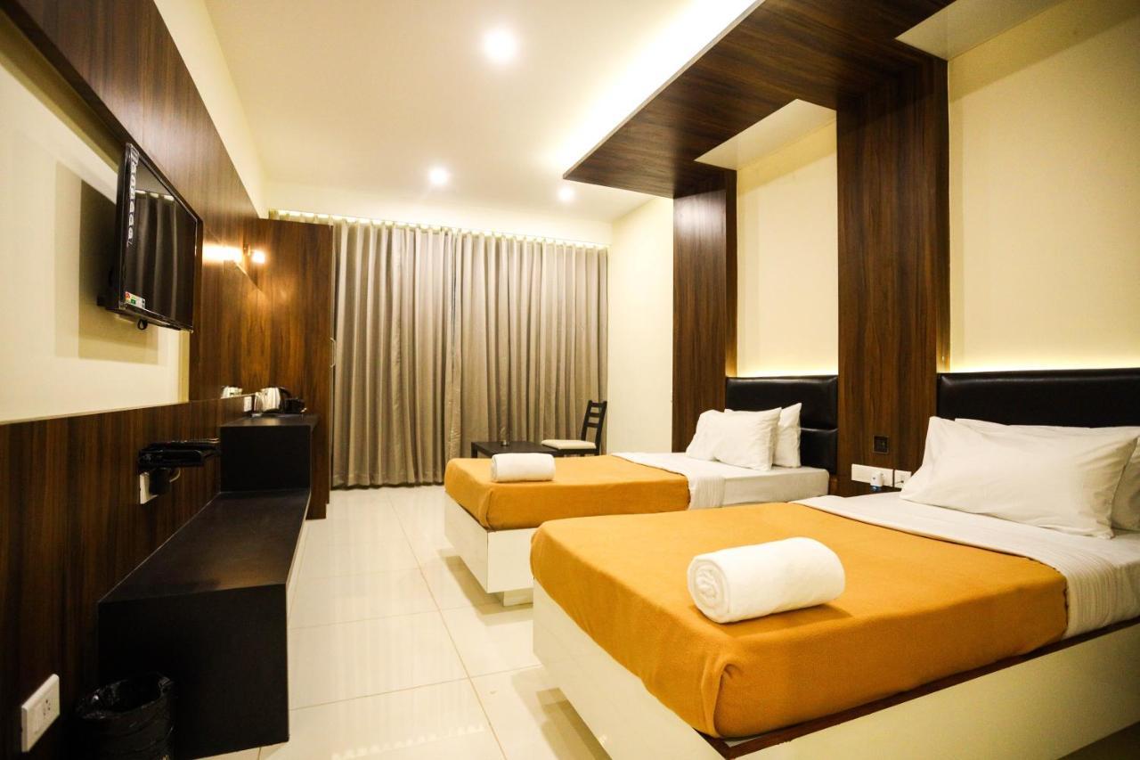 Cliff Embassy Banquet And Suites Shimoga Exteriér fotografie