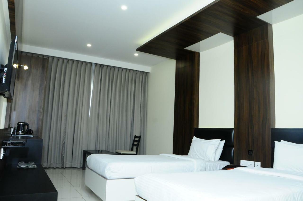 Cliff Embassy Banquet And Suites Shimoga Exteriér fotografie