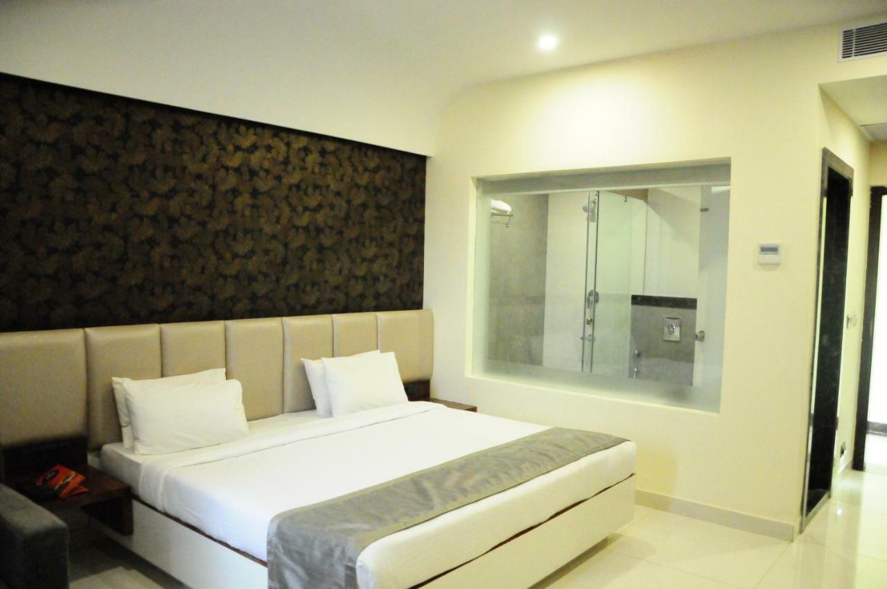 Cliff Embassy Banquet And Suites Shimoga Exteriér fotografie