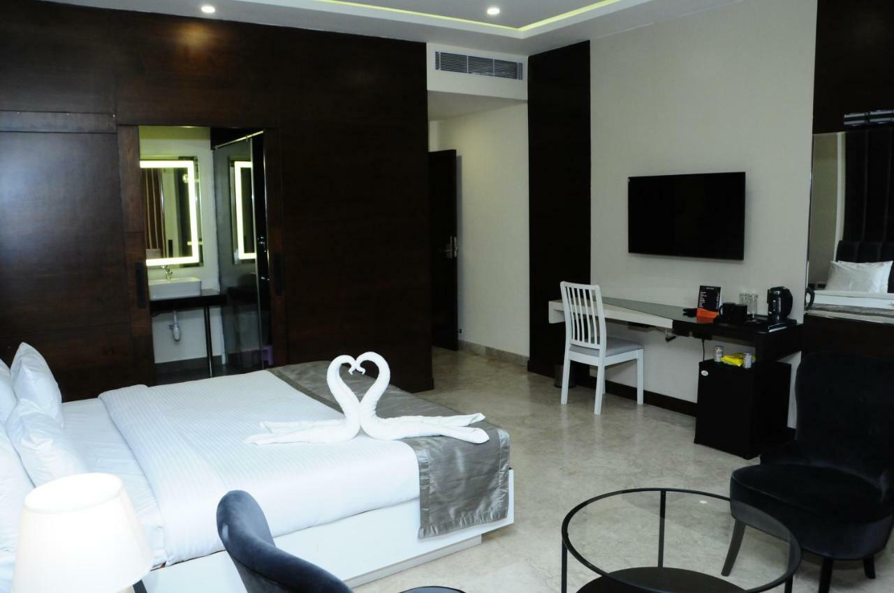 Cliff Embassy Banquet And Suites Shimoga Exteriér fotografie
